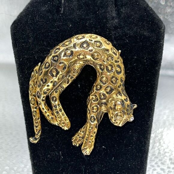 Vintage 80s Leopard Brooch Pin Gold Tone Metal Moveable Tail Big Cat Figural - Picture 1 of 7